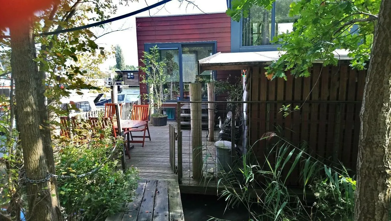 Houseboat Vliegenbos Bed and Breakfast Amsterdam